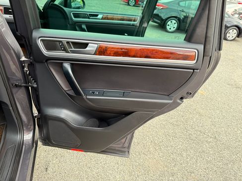 Used 2012 Volkswagen Touareg VR6 image 43