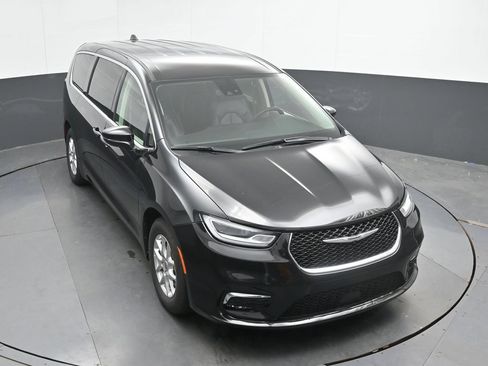 Used 2023 Chrysler Pacifica Touring-L FWD image 33