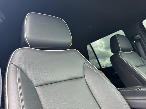 Used 2022 GMC Yukon SLT w/ SLT Luxury Package AWD/4WD image 17