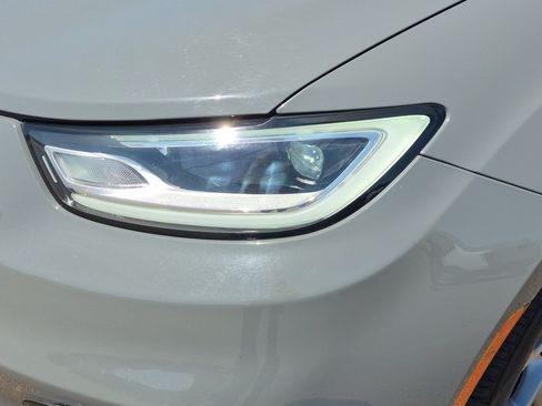 Used 2022 Chrysler Pacifica Limited FWD image 9