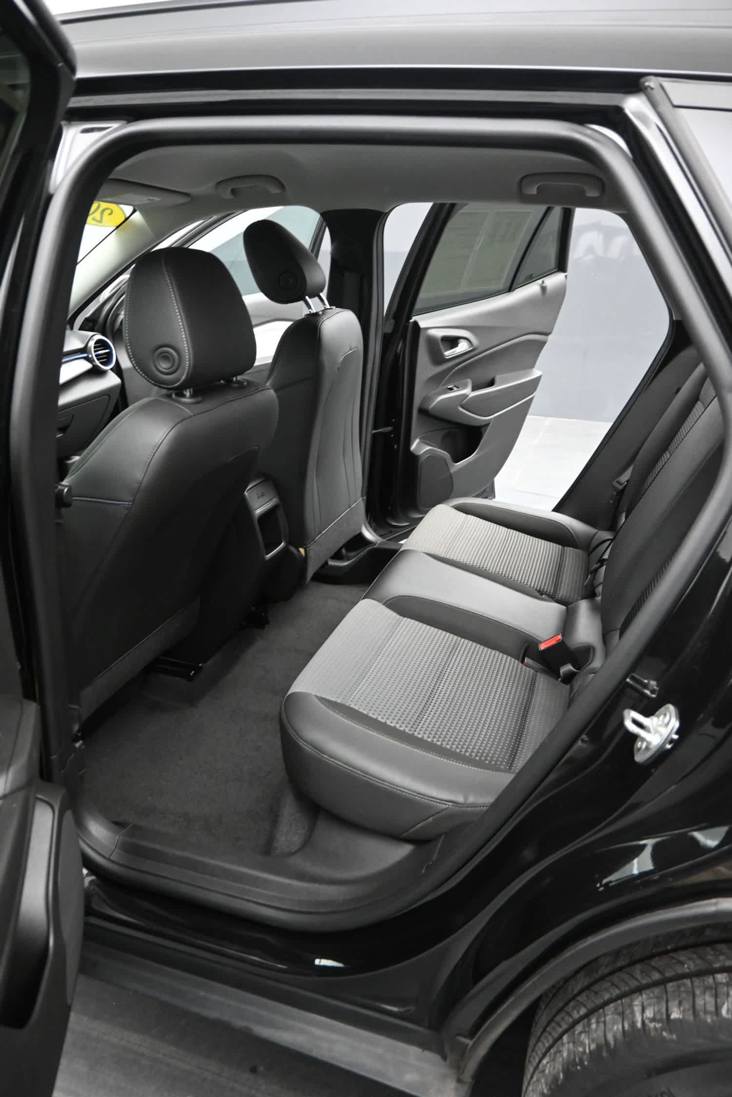 Used 2025 Chevrolet Trax LT FWD image 16