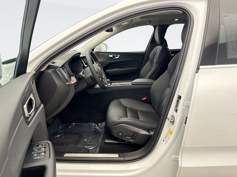 Used 2023 Volvo XC60 B5 Plus image 10