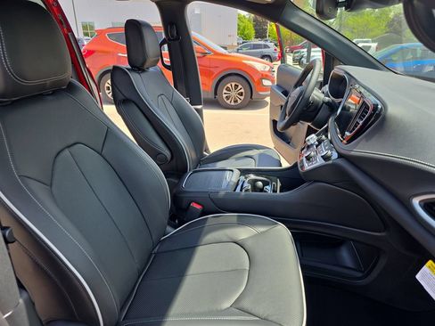 New 2027 Chrysler Pacifica Limited FWD image 10