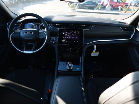 New 2025 Jeep Grand Cherokee Altitude image 19