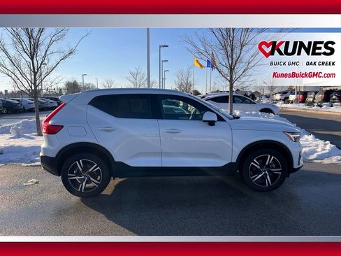 Used 2024 Volvo XC40 B5 Core image 4