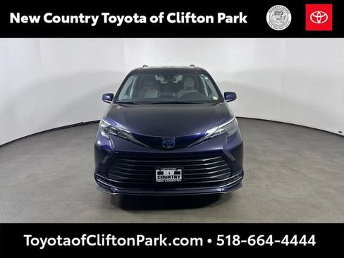 Used 2024 Toyota Sienna LE AWD/4WD image 8