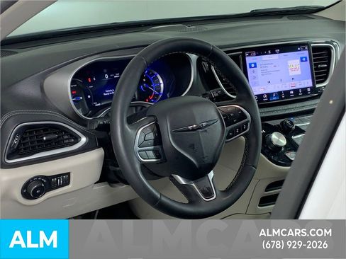 Used 2024 Chrysler Pacifica Select image 7