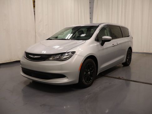 Certified 2023 Chrysler Voyager LX FWD image 5