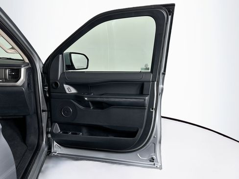 Used 2024 Ford Expedition XLT image 34