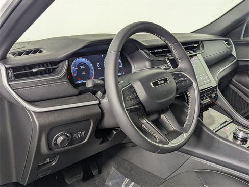 New 2025 Jeep Grand Cherokee Altitude image 11