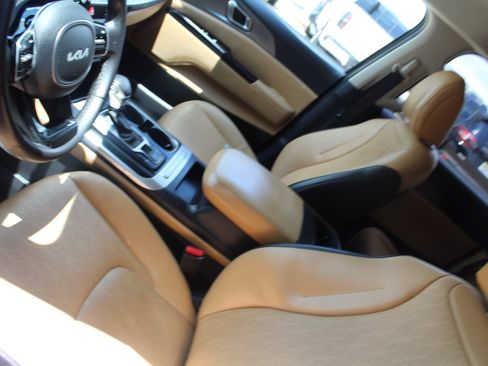 Used 2024 Kia Carnival LX FWD image 15