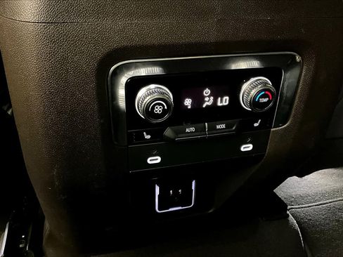 Used 2022 GMC Yukon SLT w/ SLT Luxury Package image 30