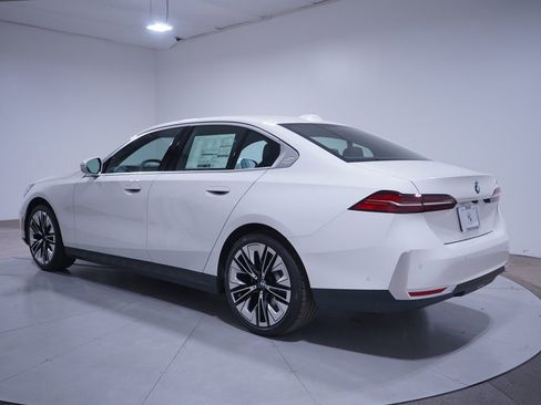 New 2026 BMW 530i w/ Convenience Package image 3