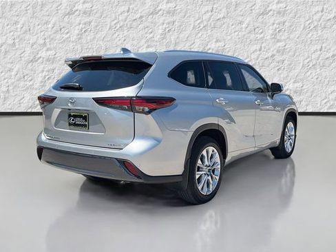 Used 2024 Toyota Highlander Limited image 3