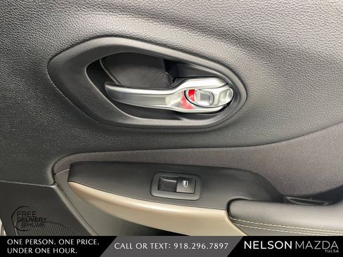 Used 2017 Jeep Cherokee Latitude w/ Safety/Convenience Group image 41