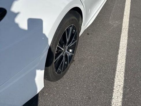 Used 2023 Toyota Camry SE image 6