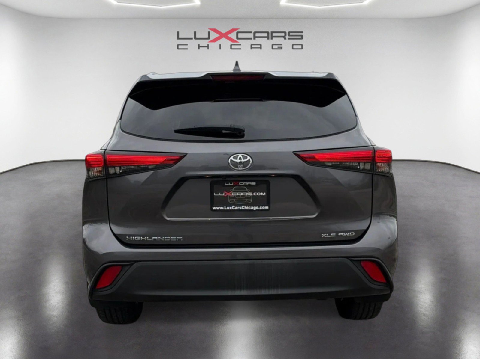 Used 2021 Toyota Highlander XLE AWD/4WD image 6