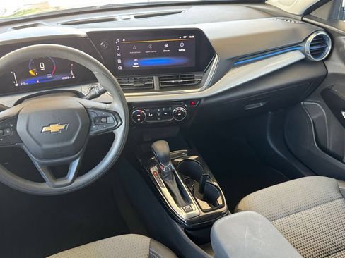 Used 2025 Chevrolet Trax LT FWD image 20