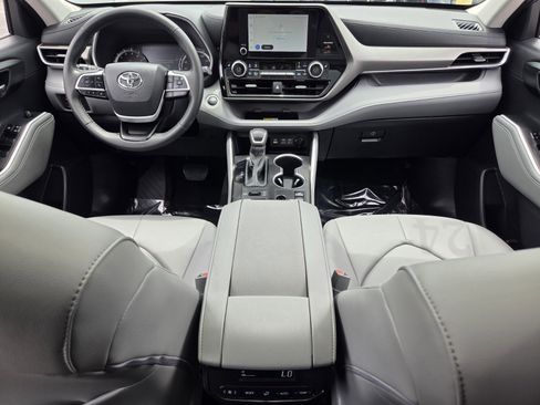 Used 2024 Toyota Highlander XLE AWD/4WD image 14