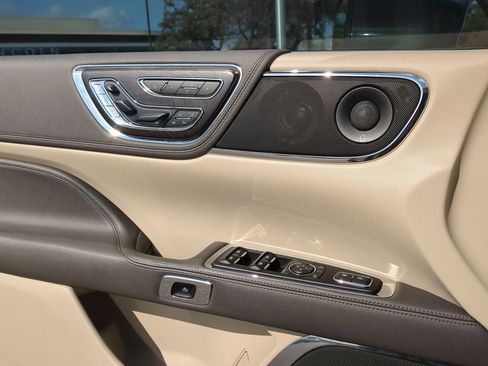 Used 2019 Lincoln Continental Reserve image 12