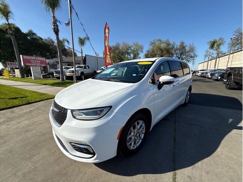 Used 2023 Chrysler Pacifica Touring-L FWD image 1