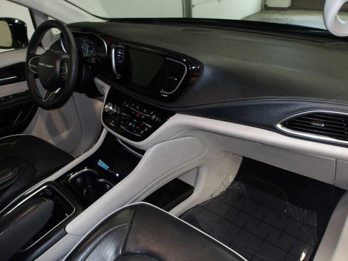 Used 2024 Chrysler Pacifica Limited FWD image 16