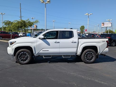 Used 2024 Toyota Tacoma TRD Sport AWD/4WD image 5