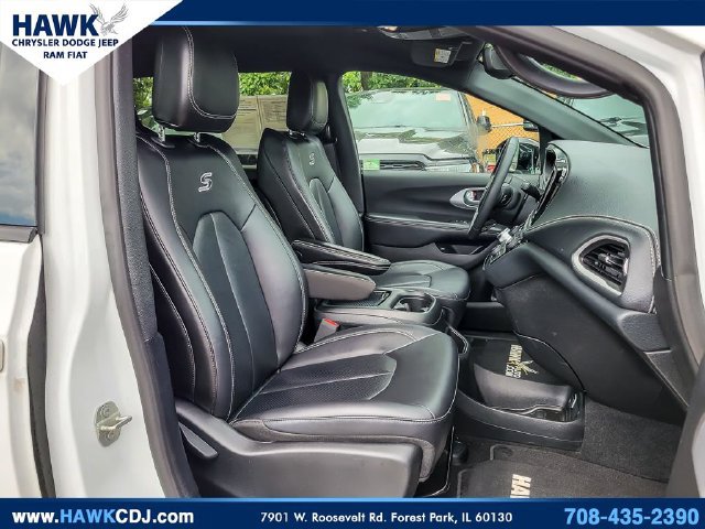 Used 2024 Chrysler Pacifica Limited FWD image 32