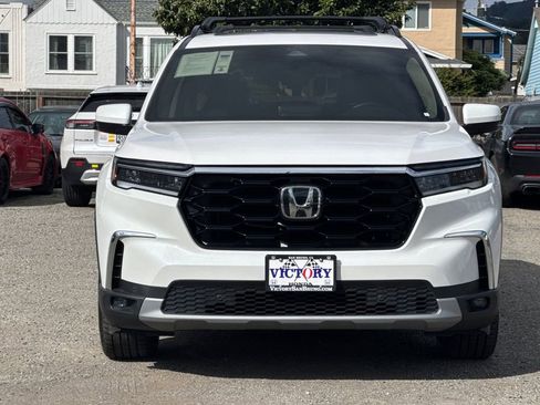 Certified 2023 Honda Pilot Touring image 9