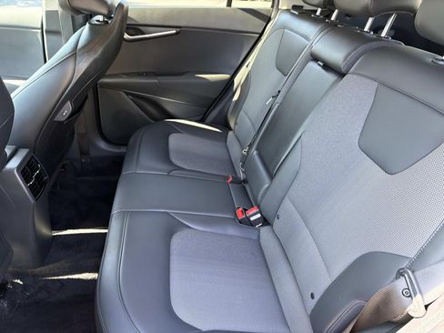 Used 2025 Kia Niro EX FWD image 13