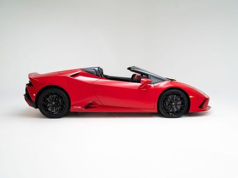 Used 2021 Lamborghini Huracan EVO RWD image 2