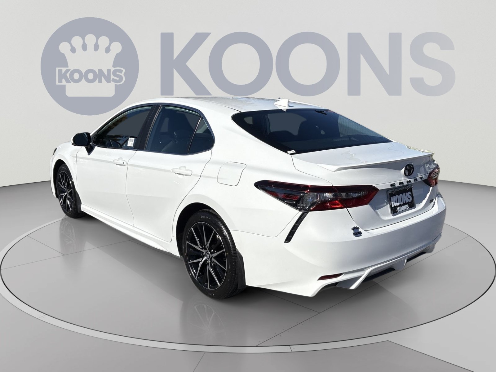 Used 2024 Toyota Camry SE FWD image 4