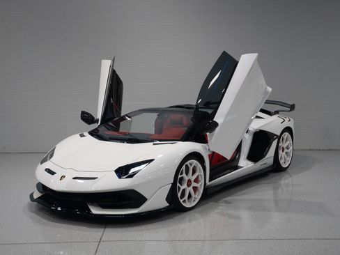 Used 2020 Lamborghini Aventador SVJ AWD/4WD image 3
