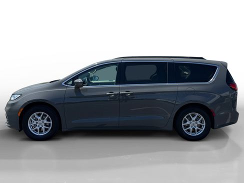 Used 2022 Chrysler Pacifica Touring-L FWD image 2