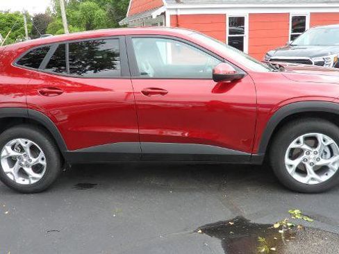 Used 2024 Chevrolet Trax LS w/ LS Convenience Package FWD image 8