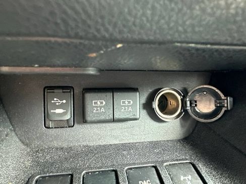 Used 2019 Toyota Highlander XLE AWD/4WD image 37