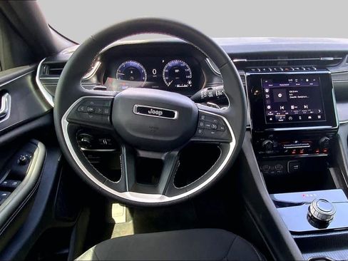 Used 2024 Jeep Grand Cherokee Laredo RWD image 6