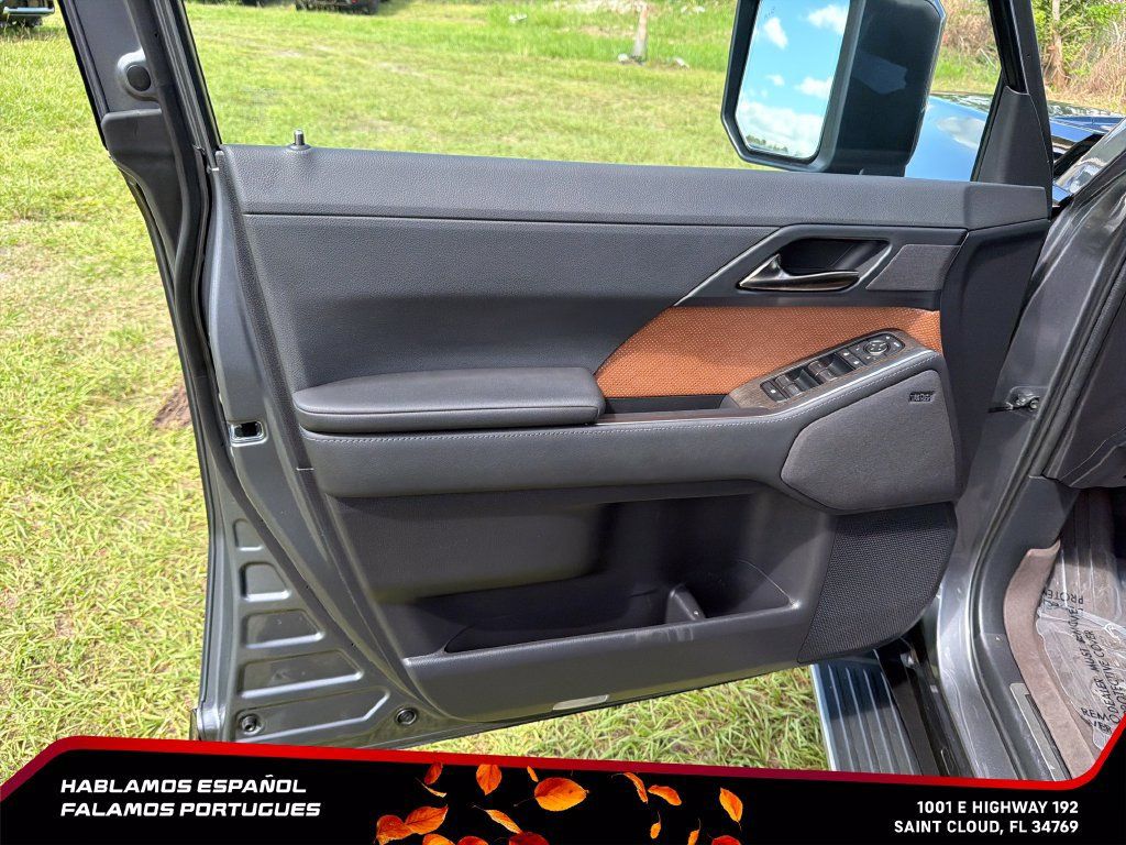 Used 2025 Lexus GX 550 w/ Cold Area Package AWD/4WD image 12