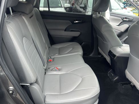 Used 2022 Toyota Highlander XLE image 31