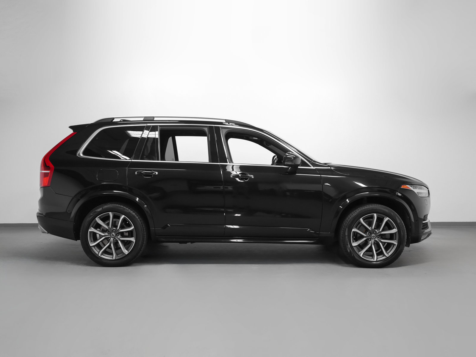 Used 2018 Volvo XC90 T6 Momentum w/ Convenience Package AWD/4WD image 13