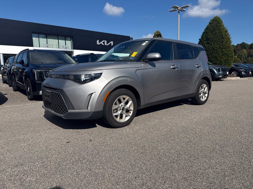 Used 2023 Kia Soul LX w/ LX Technology Package FWD image 2