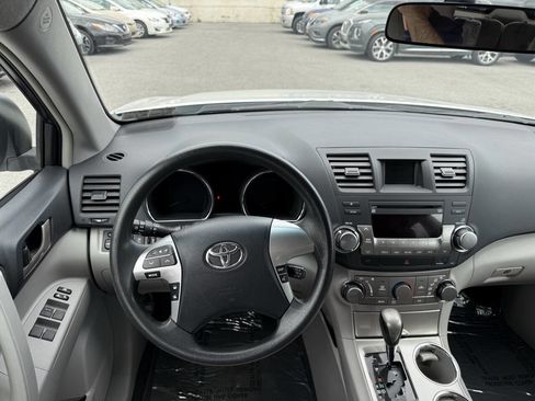 Used 2011 Toyota Highlander 4WD w/ Tech Pkg image 16