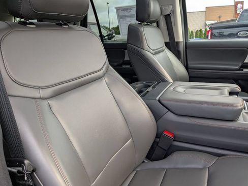 Used 2025 Ford Expedition Active AWD/4WD image 17