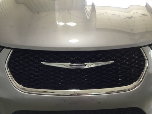 Used 2021 Chrysler Pacifica Touring-L FWD image 22