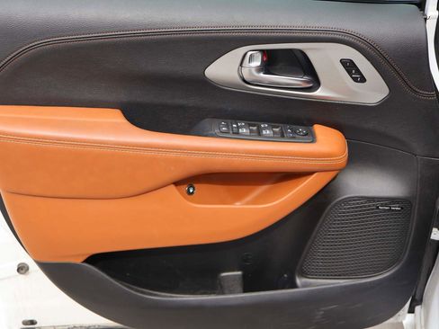 Used 2025 Chrysler Pacifica Pinnacle FWD image 7