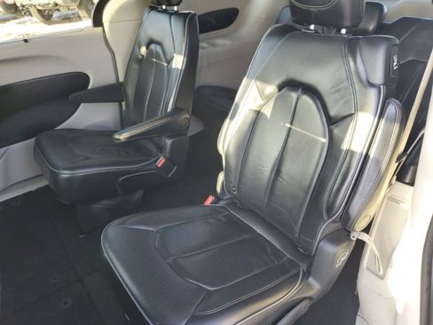 Used 2019 Chrysler Pacifica Limited image 37