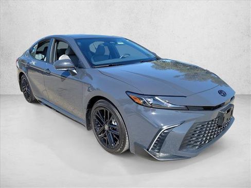 Used 2025 Toyota Camry SE w/ Convenience Package image 3