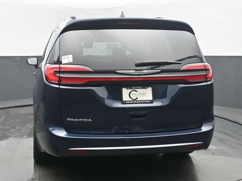 Used 2024 Chrysler Pacifica Pinnacle FWD image 5