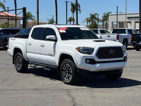 Used 2021 Toyota Tacoma TRD Sport w/ TRD Premium Sport Package AWD/4WD image 3