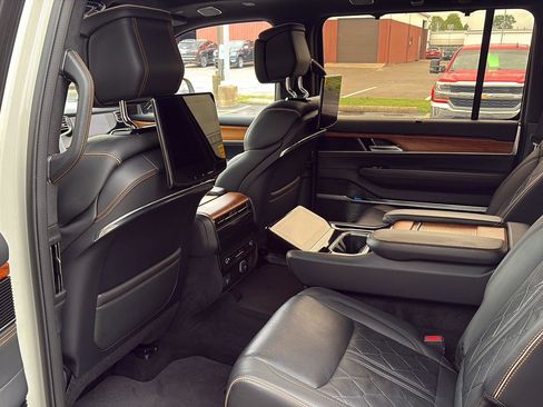 Used 2022 Jeep Grand Wagoneer Series III w/ Rear Seat Video Group 1 AWD/4WD image 33